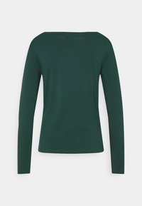 Långärmad, olivgrön topp med en bred halsringning, visad bakifrån mot en vit bakgrund.