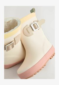 Vybráno, neutral colourblock