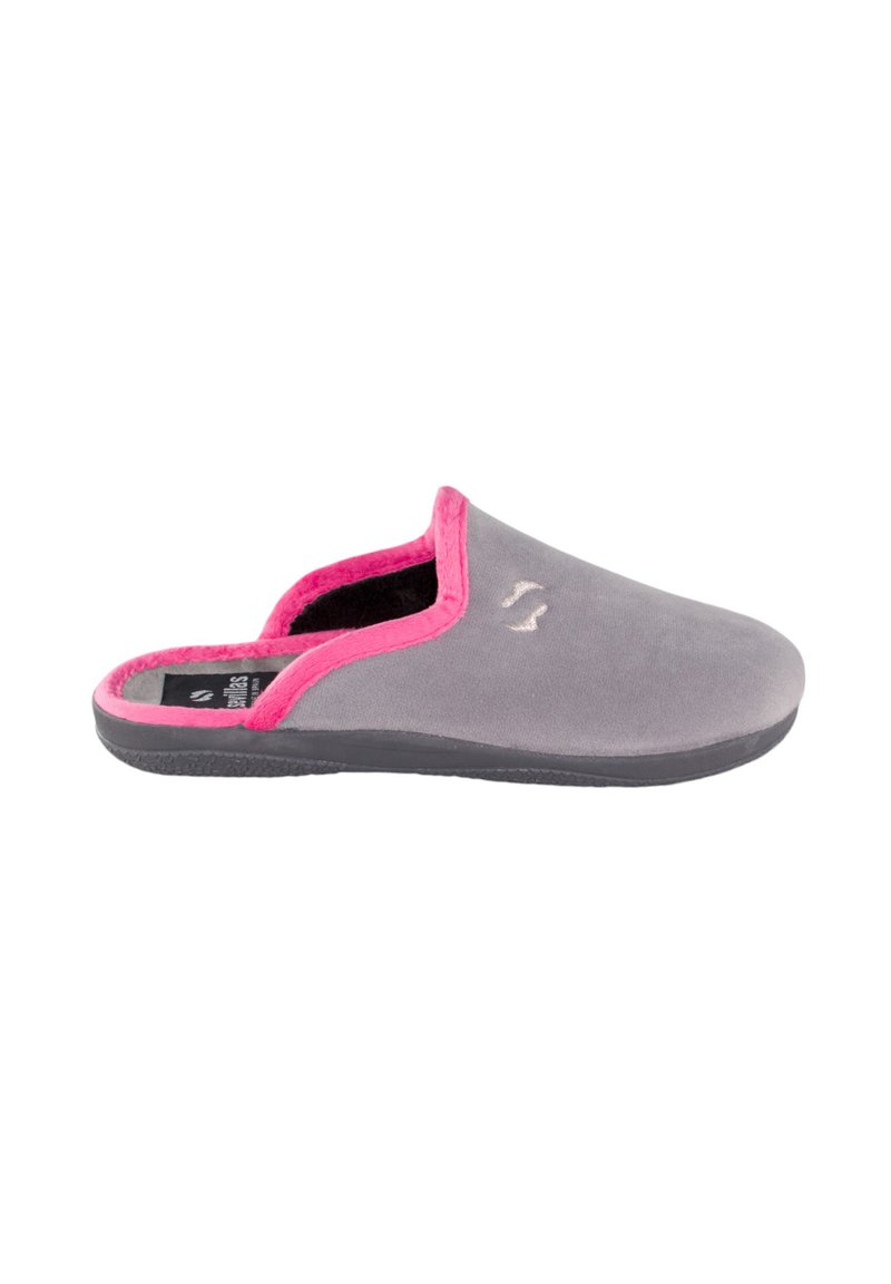 Zapatilla de tela gris con ribete rosa, que presenta una textura suave y una forma redondeada. Incluye una plantilla negra y una suela plana de goma.