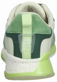 Grüne und weiße Sneaker mit Obermaterial aus Wildleder und Netzgewebe, Gummisohle und einem durchsichtigen Logotag. Ferse hat eine strukturierte Oberfläche und reflektierende Akzente.
