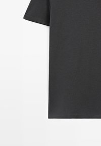 Mørkegrå T-shirt med korte ærmer lavet af bomuld. Har en rund hals og en glat overflade. Simpelt design uden synlige mønstre eller hardware.
