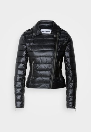 Giubbotto imbottito nero con un design aderente, dettagli metallici, zip diagonale sul davanti e texture imbottita. Presenta bottoni a pressione sul colletto.