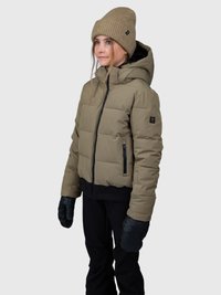 Jovem a usar um casaco puffer bege com capuz, um gorro de malha bege, luvas pretas e calças pretas, encostado a um fundo simples.