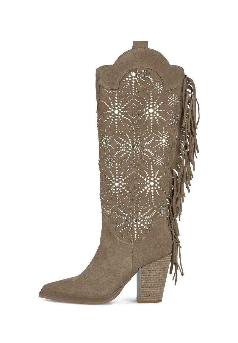 Bota de ante marrón hasta la rodilla con patrón decorativo de corte láser, tachuelas metálicas, detalles de flecos y un tacón apilado. Diseño de puntera puntiaguda.