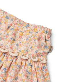 Robe fleurie avec un fond rose ornée de fleurs jaunes, bleues et orange. Encolure à volants et taille froncée. Fabriquée en tissu doux.