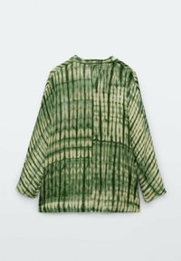 Maglietta a maniche lunghe verde tie-dye con un motivo testurizzato, caratterizzata da diverse tonalità di verde e crema, e un collo rotondo.