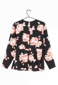Schwarze Bluse mit langen Ärmeln, die große rosa und weiße Rosen zeigt, einen gefalteten Saum und einen Schlüsselverschluss auf dem Rücken hat. Weicher Stoff.