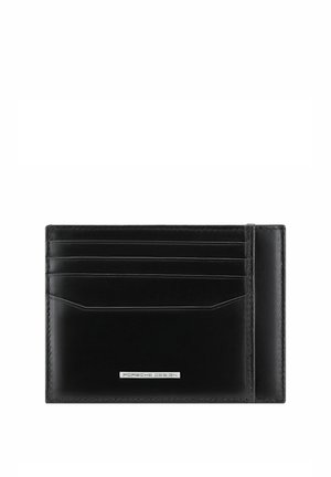 Portacarte in pelle nera con quattro scomparti per carte e una targhetta con il logo Porsche Design in argento sul davanti, mostrato su sfondo bianco.
