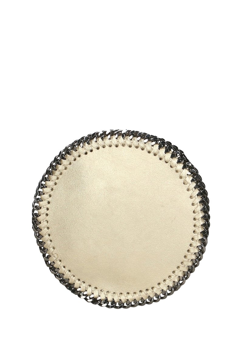 Accessorio rotondo in pelle beige con dettaglio a catena nera intrecciata, caratterizzato da una superficie liscia e un design minimalista.