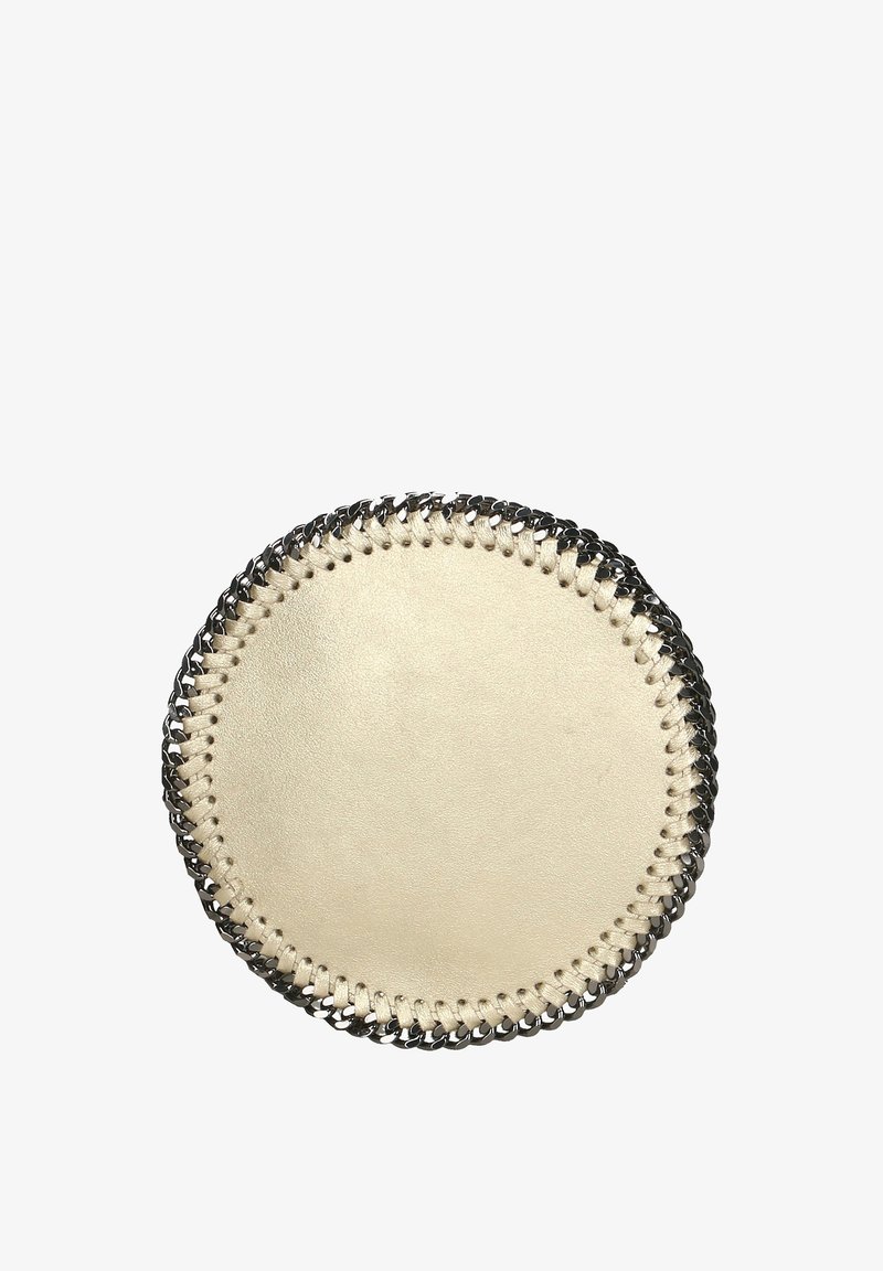 Accessorio rotondo in pelle beige con dettaglio a catena nera intrecciata, caratterizzato da una superficie liscia e un design minimalista.