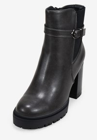Botas de tobillo grises de cuero sintético con un tacón alto y grueso, que presentan un panel elástico lateral y un acento de hebilla en la correa.