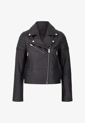 Giubbotto da biker in pelle nera con un design aderente, chiusura con zip asimmetrica, dettagli trapuntati sulle spalle e accessori in metallo argentato.