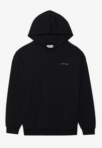 Hoodie noir en tissu doux, avec des manches longues, une poche kangourou et une capuche ronde. Logo "URTRN" subtil en gris sur la poitrine.
