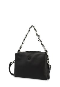 Bolso de mano de cuero negro con un acabado texturizado, correa de cadena plateada y cierre de cremallera. Presenta un logotipo grabado en la parte frontal.