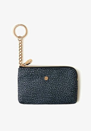 Piccola pochette rettangolare nera e grigia con motivo, con cerniera dorata e catena portachiavi dorata attaccata.