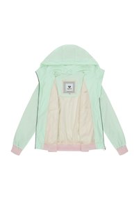 Jasnozielona kurtka z kapturem, z jasnoróżowymi mankietami i dołem, beżową podszewką oraz widoczną metką marki "ragwear" w środku.