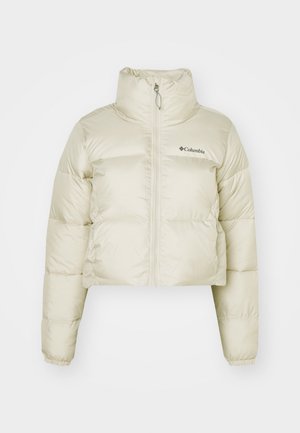 Giacca a vento cropped di colore beige chiaro, realizzata in nylon con una texture liscia, colletto alto, zip a lunghezza intera e polsini elasticizzati.