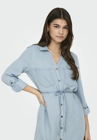 ONLY ONLCHARIS MIDI - Džinsa auduma kleita - light blue denim