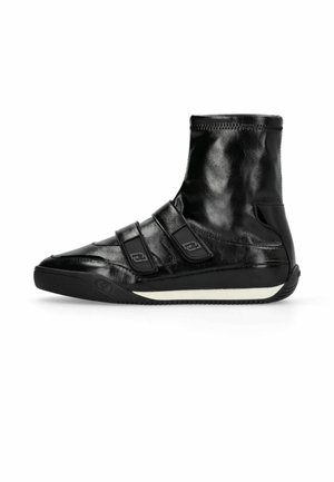 Μαύρο δερμάτινο sneaker με ψηλό άνοιγμα, δύο φαρδιές λουρίδες με βέλκρο και λευκή ρίγα στη μαύρη καουτσούκ σόλα, πλευρική όψη σε λευκό φόντο.