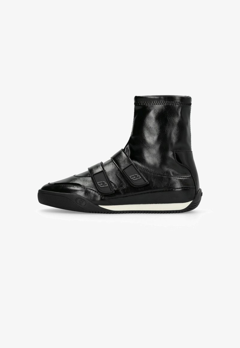Μαύρο δερμάτινο sneaker με ψηλό άνοιγμα, δύο φαρδιές λουρίδες με βέλκρο και λευκή ρίγα στη μαύρη καουτσούκ σόλα, πλευρική όψη σε λευκό φόντο.