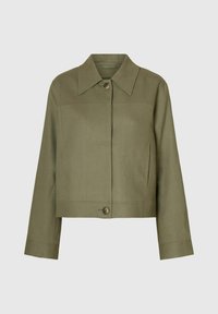 Chaqueta recortada de color verde oliva hecha de una tela texturizada. Presenta un cuello puntiagudo, cierre frontal con botones y dos bolsillos laterales.