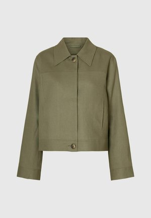 Olivenfarvet cropped jakke lavet af et tekstureret stof. Har en spidse krave, frontlukning med knapper og to sidelommer.