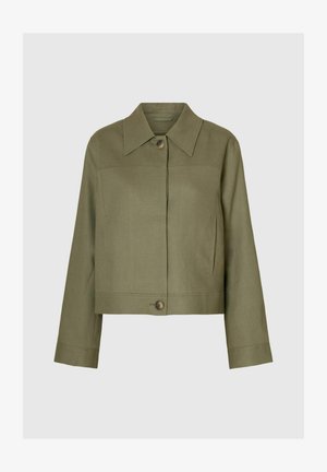 Olivenfarvet cropped jakke lavet af et tekstureret stof. Har en spidse krave, frontlukning med knapper og to sidelommer.