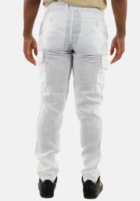 Weiße Leinen-Cargo-Hosen mit entspannter Passform, ausgestattet mit seitlichen Taschen und einer geknöpften Gesäßtasche. Elastischer Bund für verstellbaren Komfort.