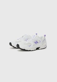 Baskets blanches avec des accents violets. Matériau en mesh, bout arrondi et semelle extérieure épaisse noire. Comprend un col rembourré et un design à lacets.