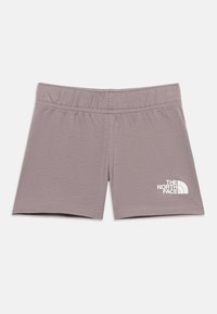 Φωτεινά μωβ σορτς με ελαστική μέση και λευκό λογότυπο The North Face στο κάτω δεξί πόδι, απλωμένα επίπεδα σε λευκό φόντο.