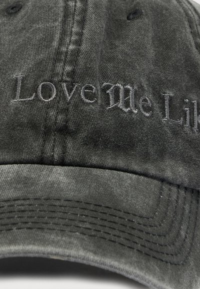 Σκούρος γκρί καπέλο μπέιζμπολ από ύφασμα με κεντητό κείμενο "Love Me Lik" σε αντίστοιχη κλωστή στην μπροστινή πλευρά.