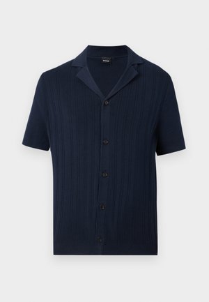 Μπλε ναυτικό κοντομάνικο πλεκτό πουκάμισο με κάθετη ριμπ υφή, κουμπιά στο μπροστινό μέρος και ανοιχτό γιακά από τη μάρκα BOSS.