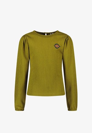 Oliwkowa, długorękawowa bluzka o fakturze, z delikatnie bufkowatymi ramionami i małą, haftowaną różowo-czarną naszywką kwiatową na piersi.