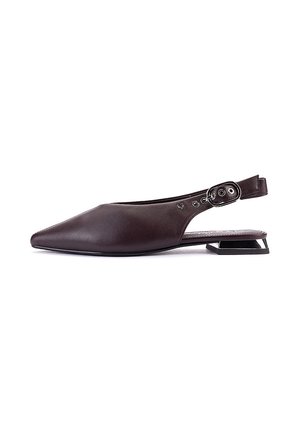 Zapato slingback de cuero marrón oscuro con punta puntiaguda, tacón de bloque bajo y angulado y tiras ajustables con hebilla metálica.