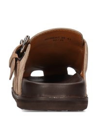Beige Ledersandale mit offenem Rücken, verstellbarem Riemen und brauner Sohle. Verfügt über ein rundes Ausschnitt und silberne Beschläge.