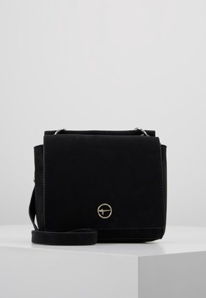 Borsa a tracolla nera con una texture liscia, dettagli in metallo argento e un logo frontale arrotondato. Presenta una chiusura a patta e una tracolla regolabile.