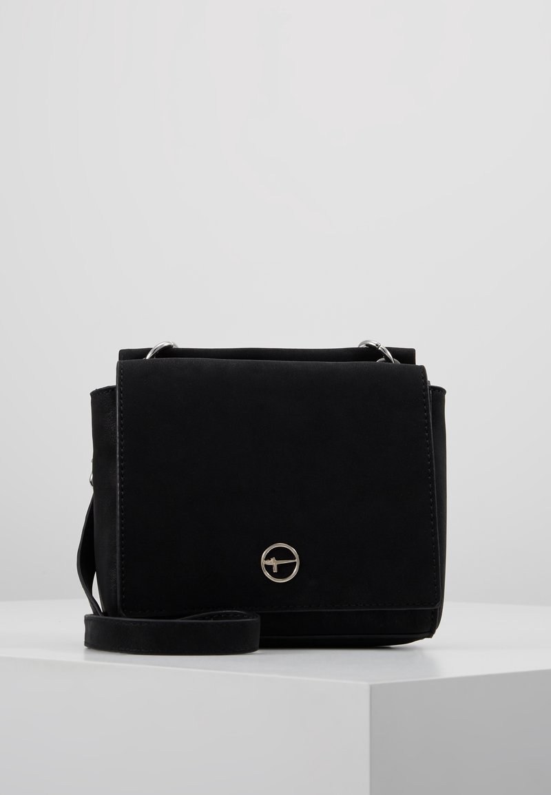 Borsa a tracolla nera con una texture liscia, dettagli in metallo argento e un logo frontale arrotondato. Presenta una chiusura a patta e una tracolla regolabile.