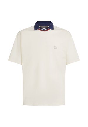 Polo crema a maniche corte con colletto blu navy, dettagli rossi e blu navy, e piccolo logo ricamato sul petto. Tessuto in cotone.