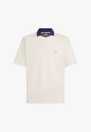 Polo à manches courtes crème avec un col bleu marine, des accents rouges et bleus, et un petit logo brodé sur la poitrine. Tissu en coton.