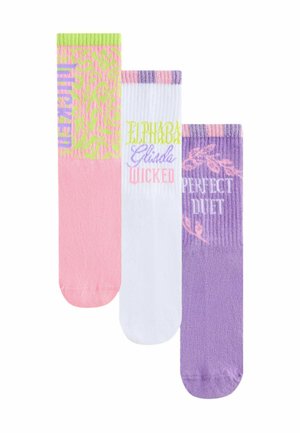 Tre par mansockor: rosa med gröna accenter och text, vita med färgglad text, och ljuslila med mönster. Alla har varierande mönster.