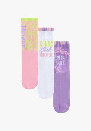 Drei Paare von Crew-Socken: pink mit grünen Akzenten und Text, weiß mit buntem Text und helllila mit Mustern. Alle haben verschiedene Designs.