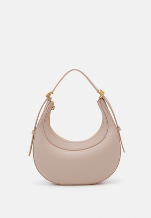 Bolso hobo de cuero texturizado en tono blush con un diseño curvado, detalles en dorado y un asa superior para llevar.