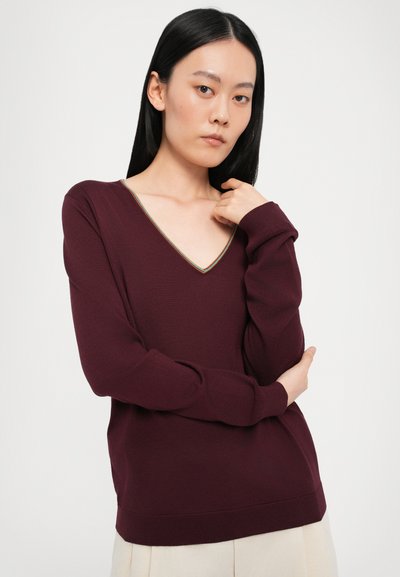 Bordeauxfarbener Pullover mit V-Ausschnitt und mehrfarbigem Saum. Hat lange Ärmel und gerippte Bündchen, aus einem weichen, strukturierten Material gefertigt.