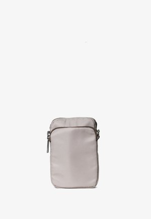 Lys grå stof crossbody taske med lynlås lukning, glat tekstur og kontrasterende mørk kant rundt langs kanterne. Har en forlommek.