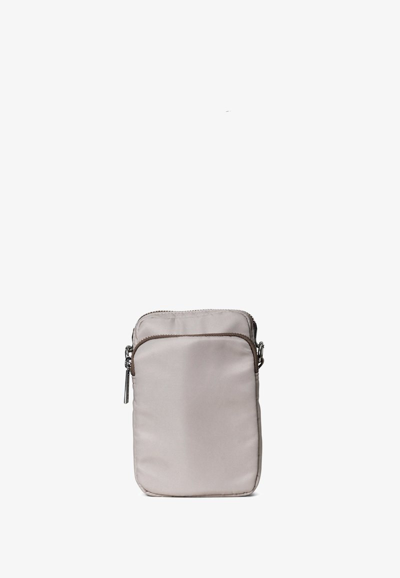Jasnoszara torebka crossbody z zamkiem błyskawicznym, gładką teksturą i kontrastującym ciemnym wykończeniem wzdłuż krawędzi. Posiada przednią kieszeń.