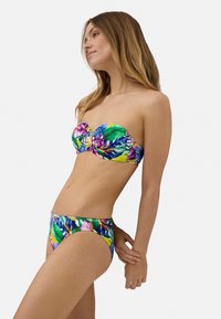 Conjunto de bikini con parte superior sin tirantes y parte inferior, hecho de una tela colorida con un patrón de hojas tropicales en vibrantes tonos de verde, azul y rosa.