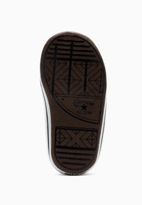 Suola in gomma marrone con un motivo di battistrada geometrico. Presenta dettagli testurizzati neri e il marchio "Converse All Star". Finitura laterale bianca.