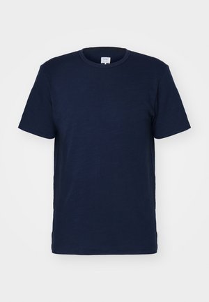 Camiseta de manga corta azul marino con cuello redondo, hecha de una tela suave, que presenta una textura lisa y un diseño simple sin patrones.
