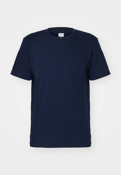 Tengerészkék, rövid ujjú póló, kerek nyakkal, puha anyagból készült, sima textúrával és egyszerű, minta nélküli dizájnnal.