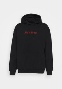Zwarte hoodie met een voorzak en drawstrings, voorzien van rode gotische "Night Addict" tekst gecentreerd op de borst.